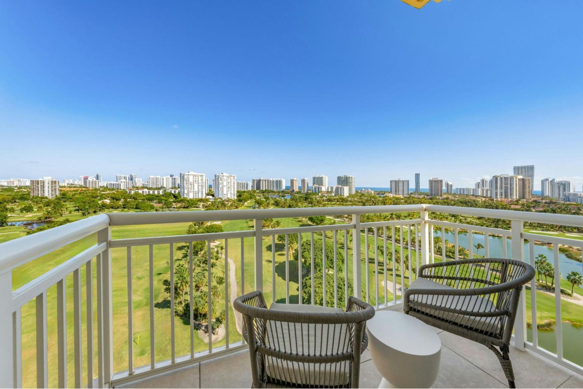 Quarto com Cama King-size, Vista do Golfe e Varanda